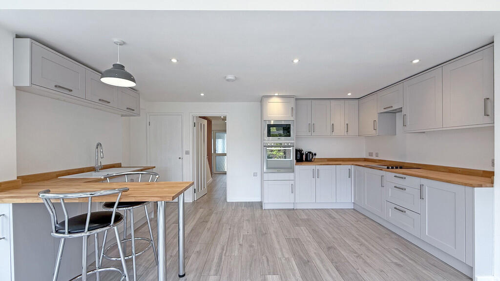 Kitchen/family ro...