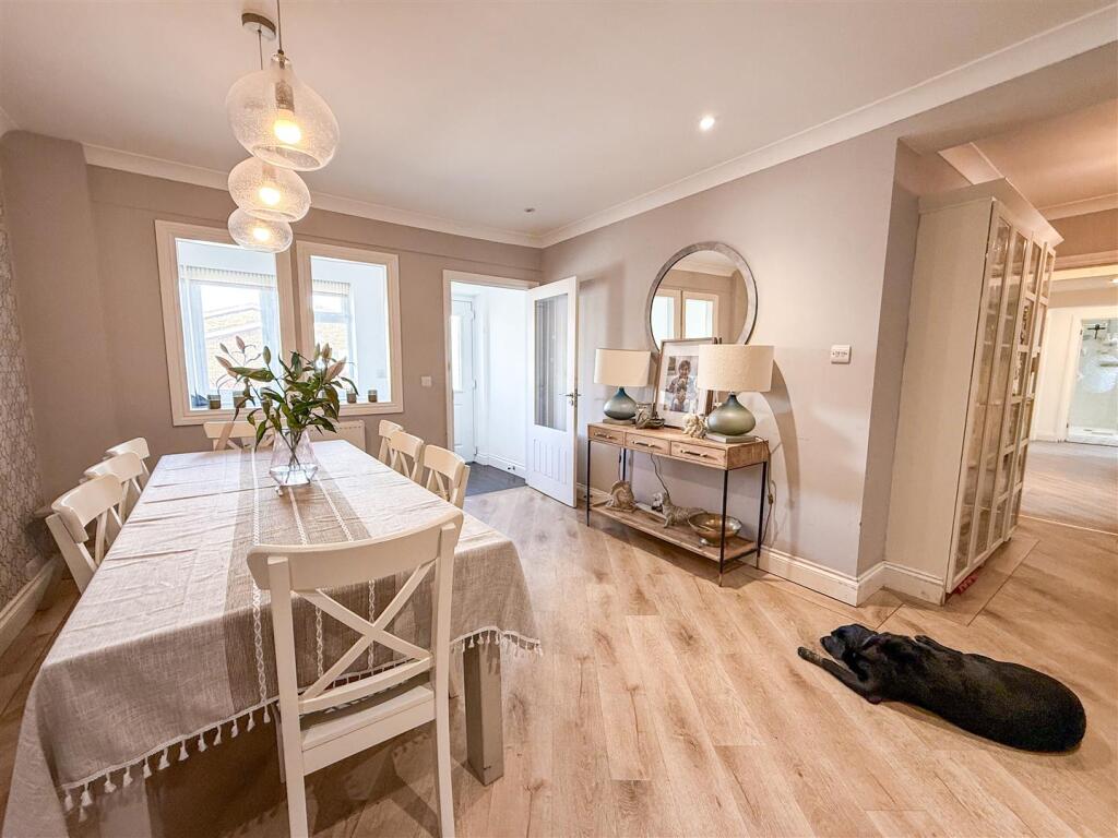 RECEPTION HALLWAY/DINING ROOM