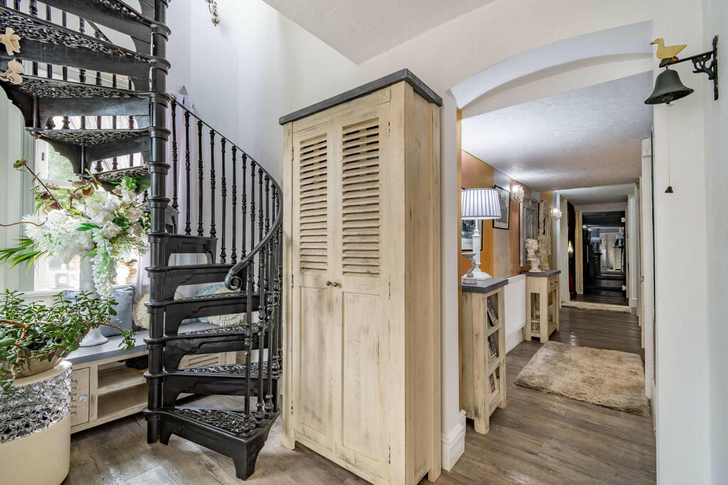 8479735-interior0...