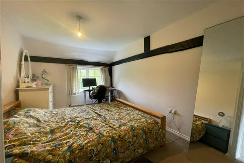 Bedroom 1 (Main)