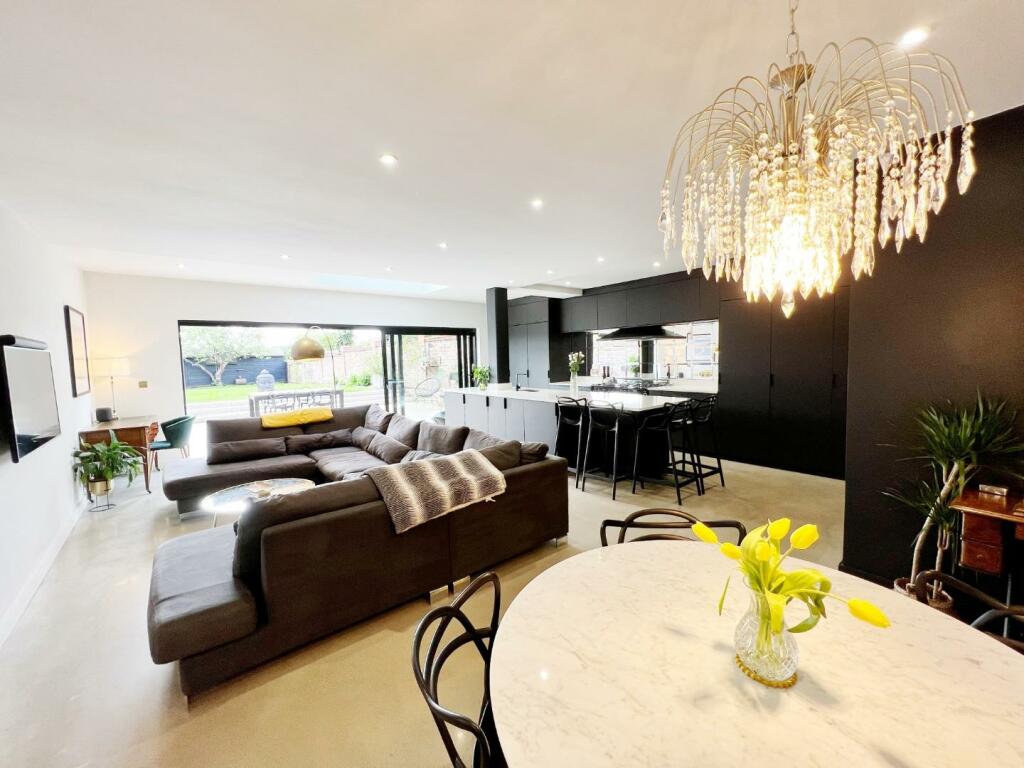 Main Room pic 2.jpg