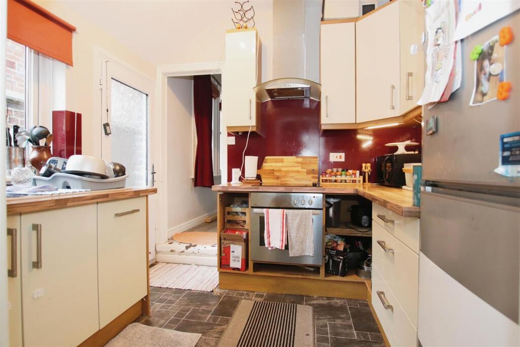 FITTED KITCHEN