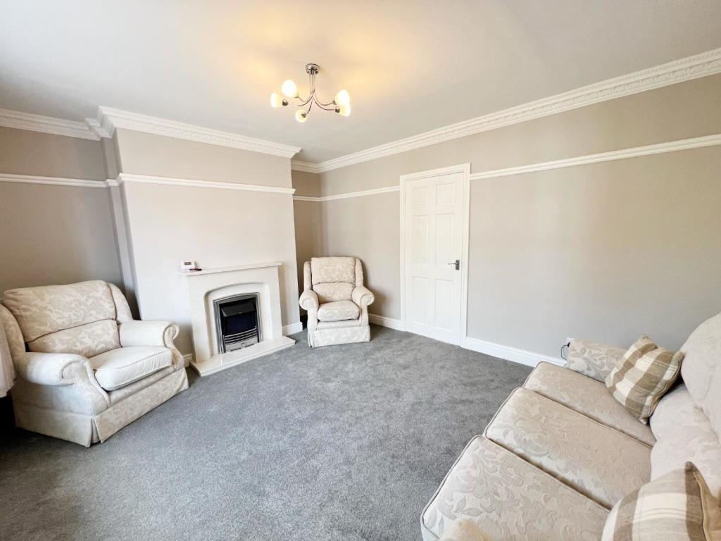 Lounge 1.jpg