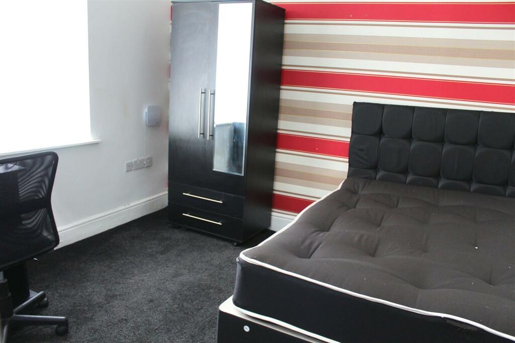 Bedroom 1.jpg