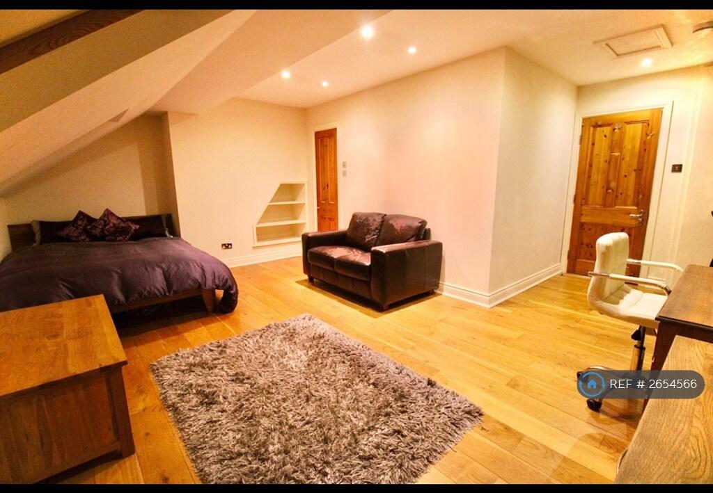 Huge Ensuite Penthouse Style Bedroom - Huge Smart