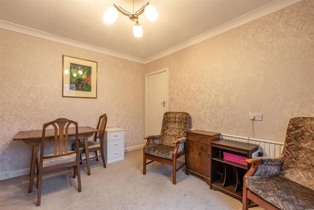 50 Petersham Avenue, Byfleet, KT14 7HY - 14.jpg