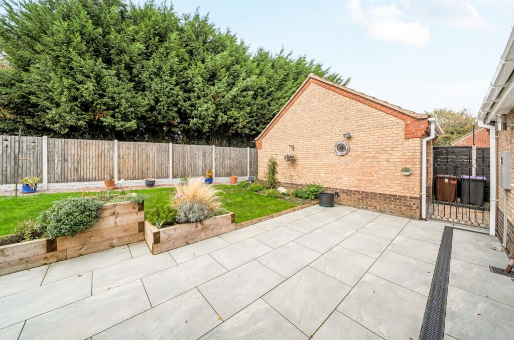 1372042-4-68f7a35a81159