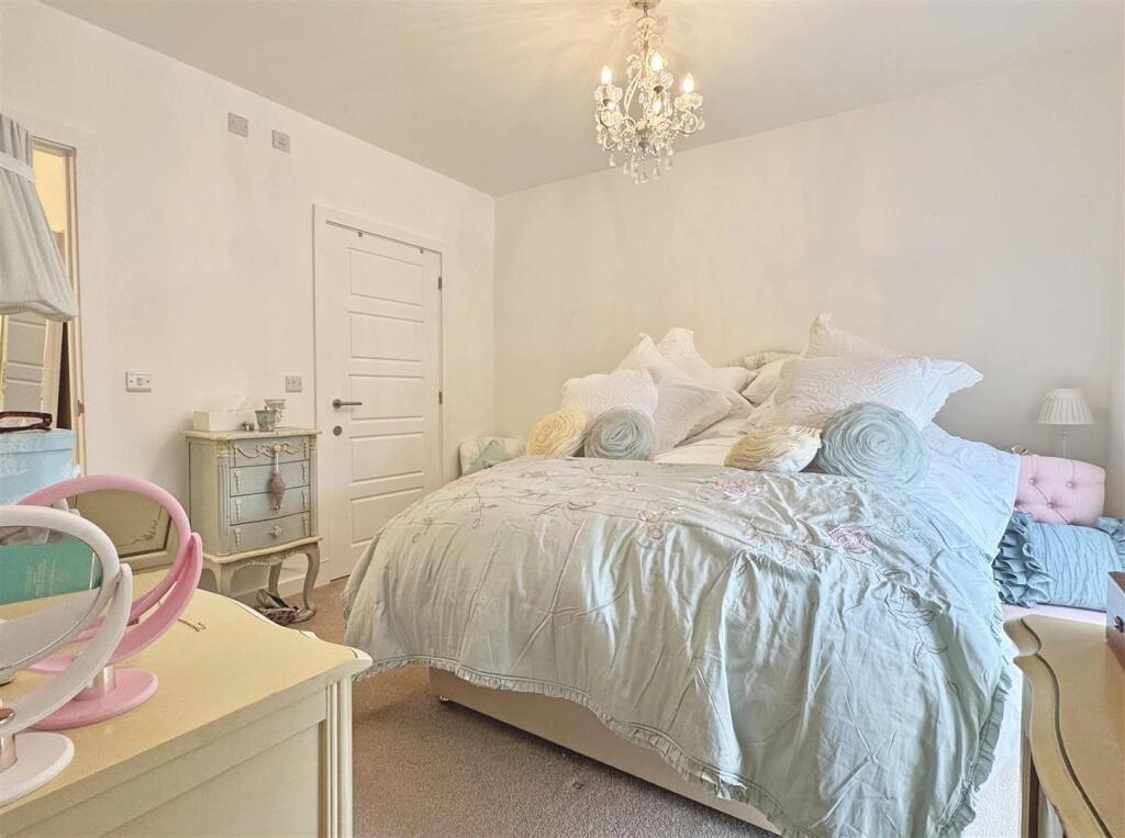 Master Bedroom b.jpg