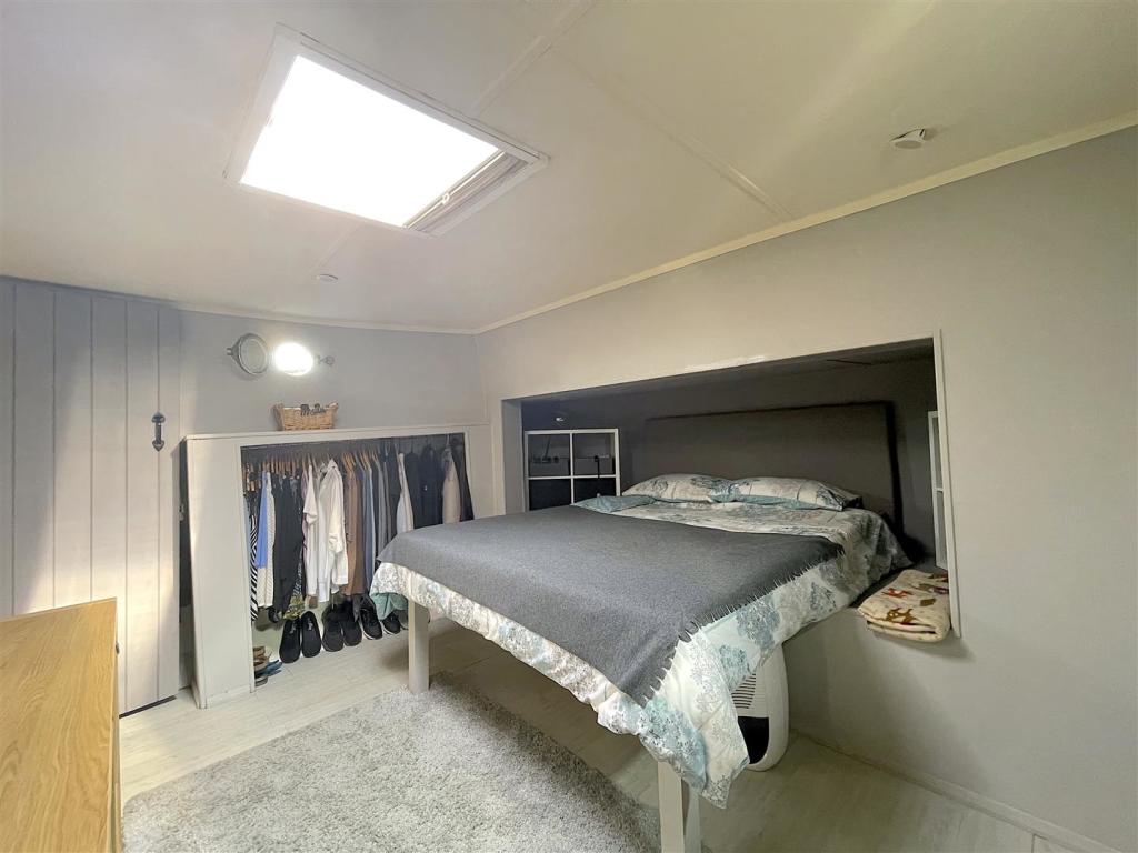 Bedroom One (2).jpeg