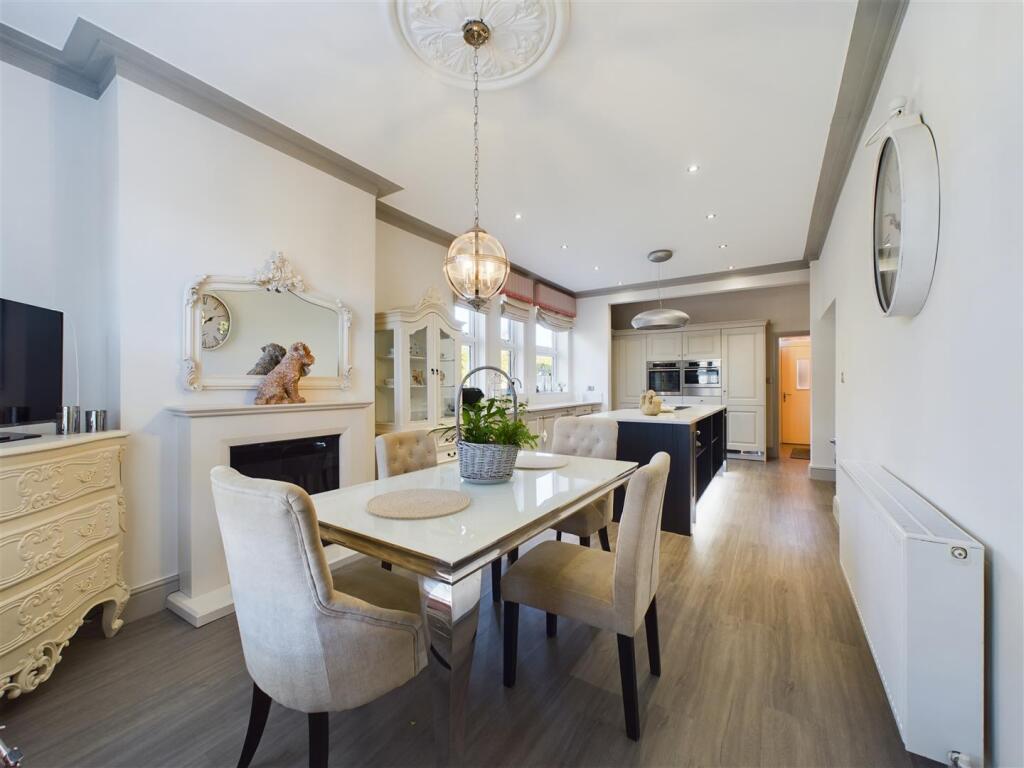 KITCHEN/ DINER
