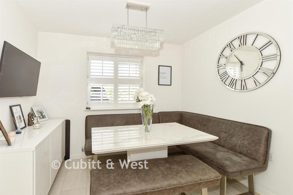 Kitchen/ Dining Room