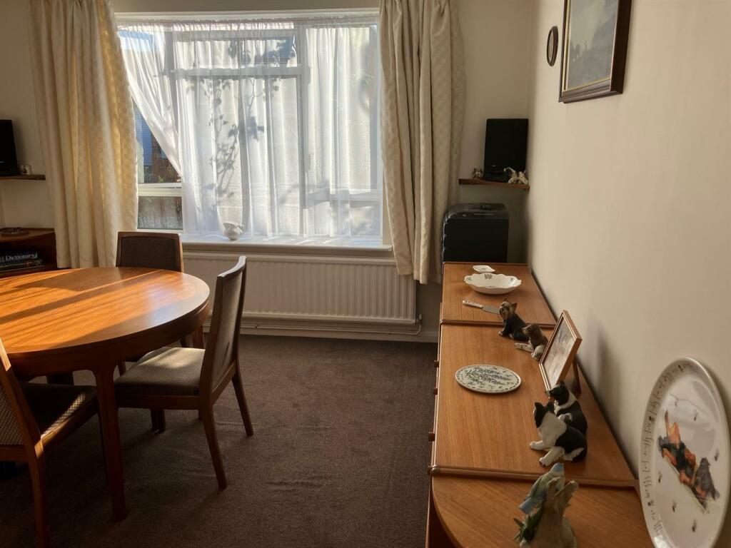 photo dining room 2.jpg