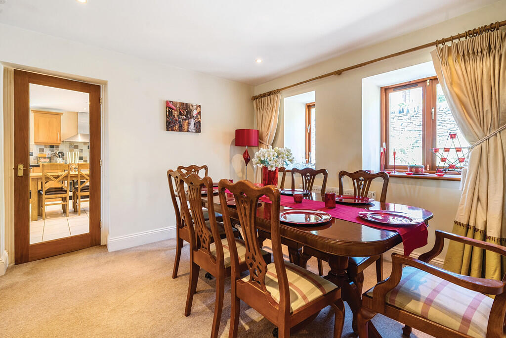 Lounge / Dining R...