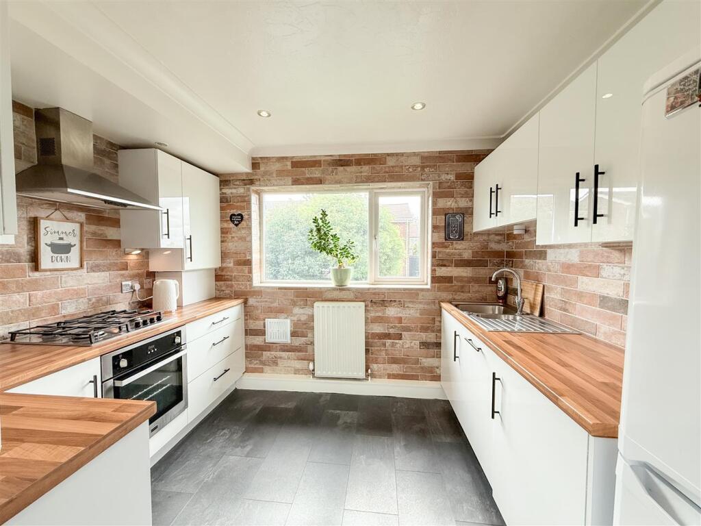 BREAKFASTING KITCHEN