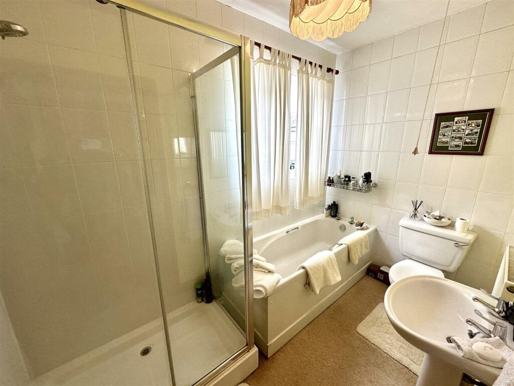 EN-SUITE BATHROOM