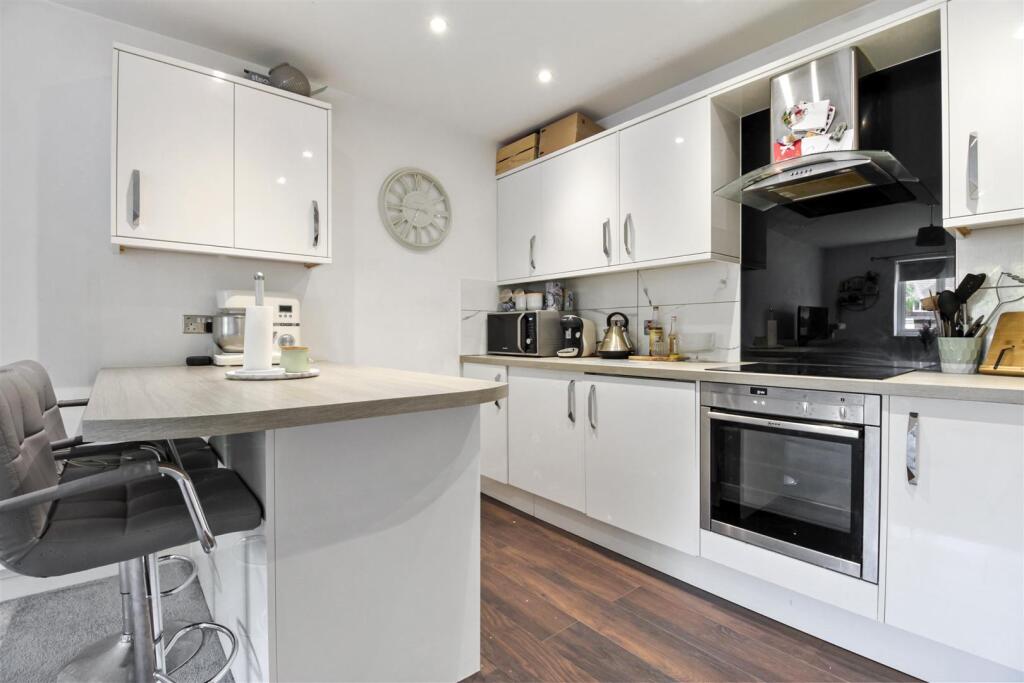 Woodsdale Court, 6_07.JPG