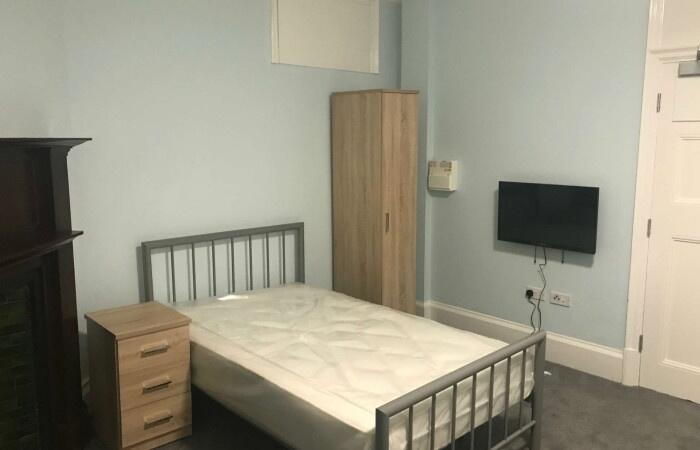 A neat and well-maintained single bedroom featu...