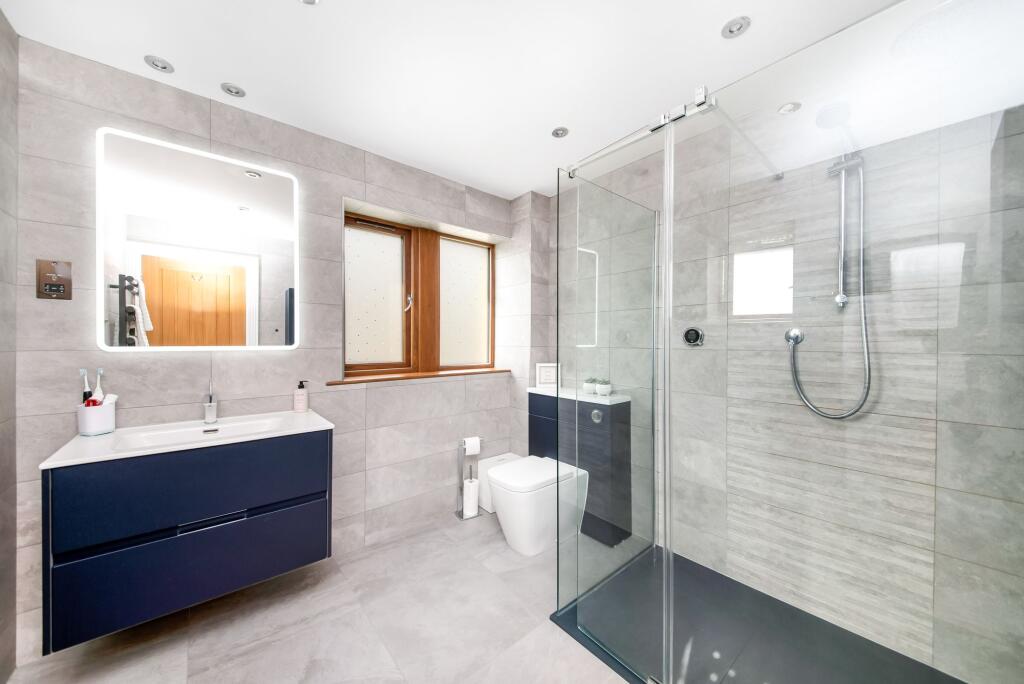 EN-SUITE SHOWER ROOM