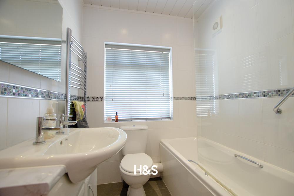 18 Ulleries - bath.jpg