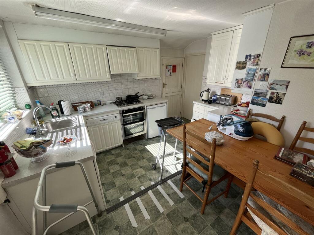 Breakfast Kitchen Aspect 4.jpg