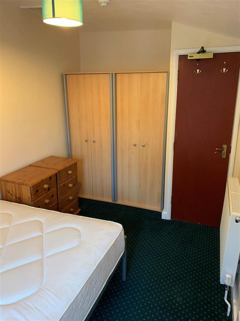 RF 44 Cowley Rd bedroom.jpg