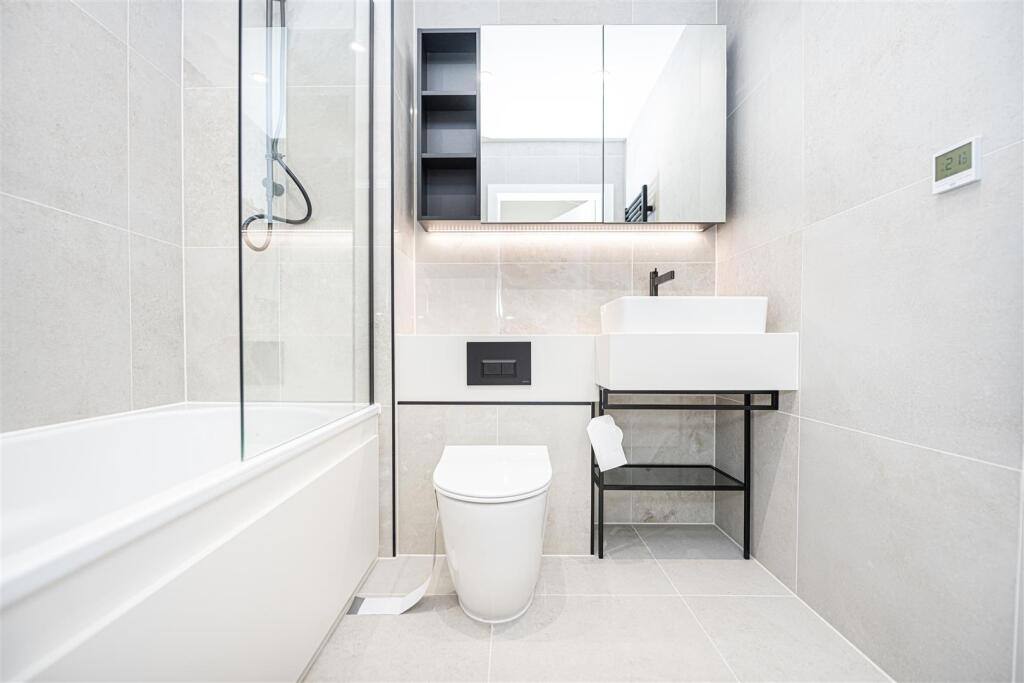 Main Bathroom   .jpg