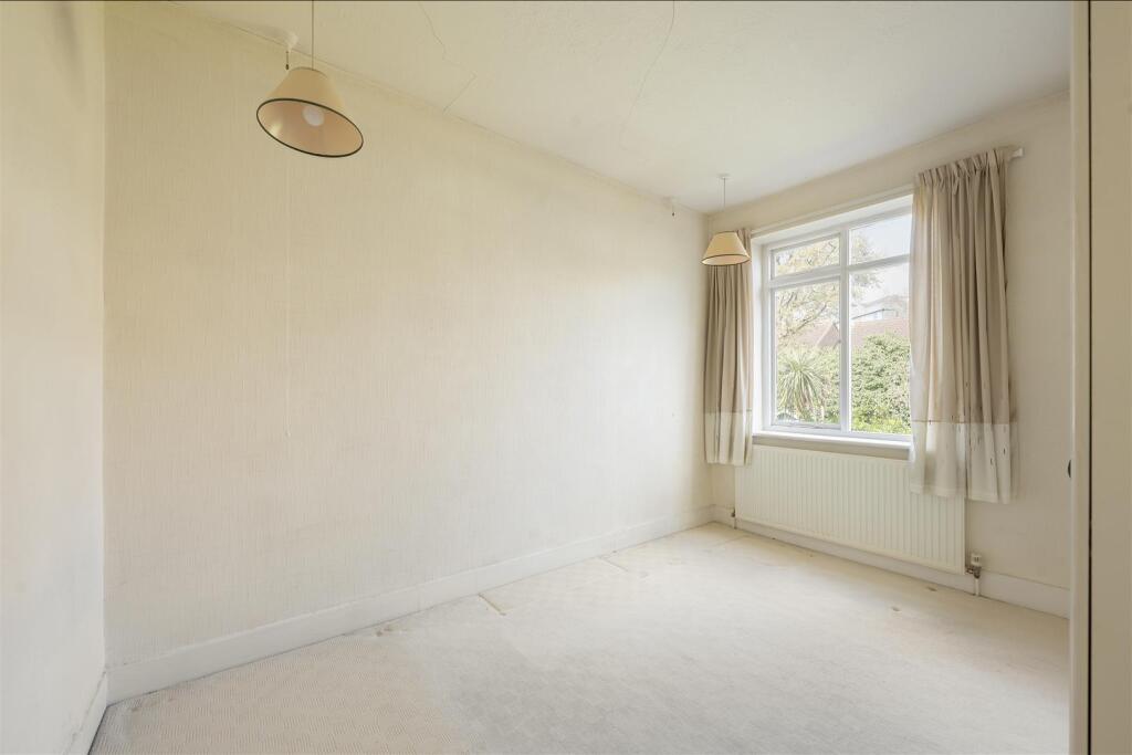 Selwyn Avenue, E4