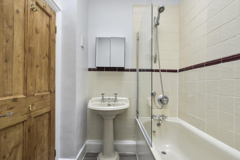 8 bathroom.jpg