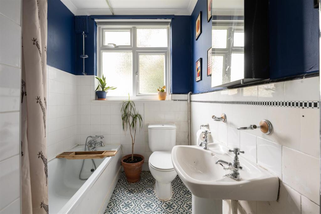 Onslow Gardens, E18