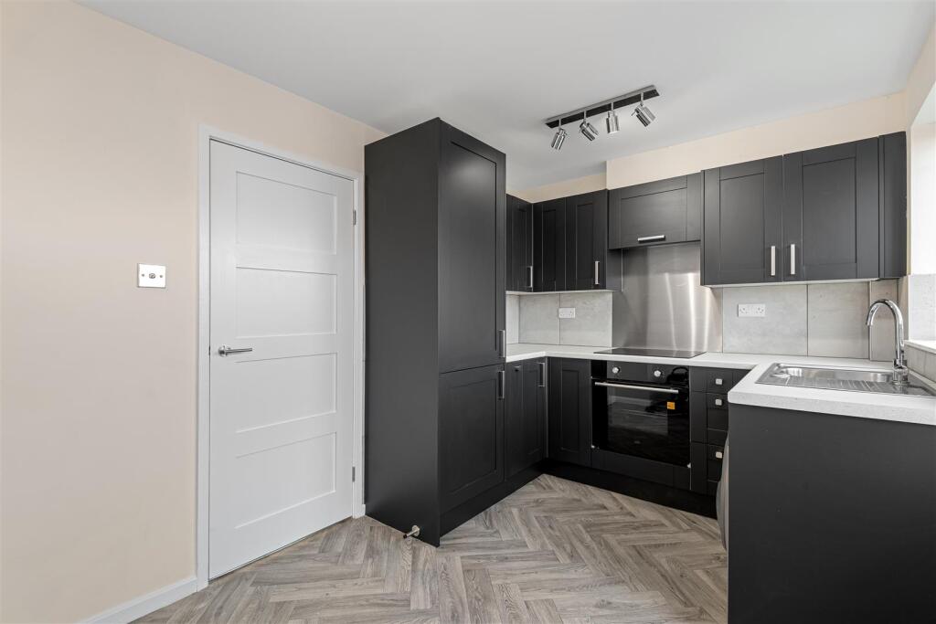 7 Vavasour Court-7.jpg