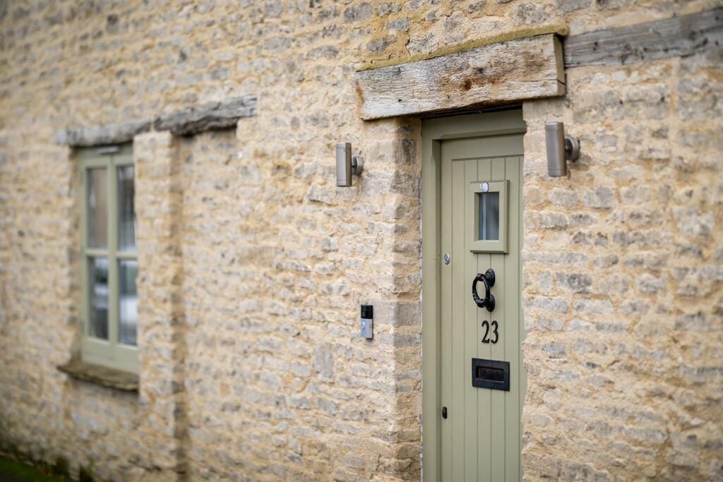 2 - 23 Querns Lane - GL7 1RL - Web.jpg