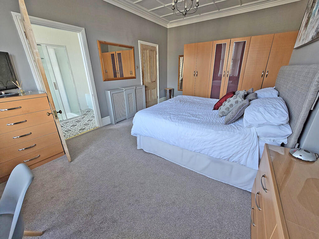 WHITE BEDROOM SOU...