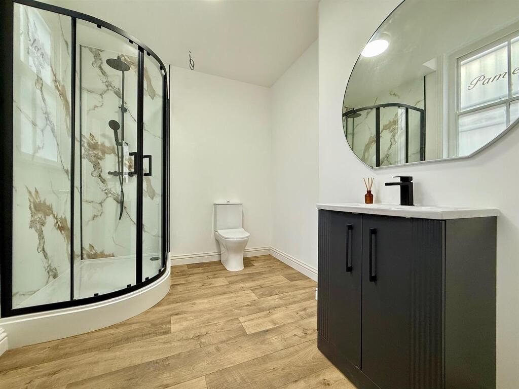 Flat 1 Shower Room.jpg