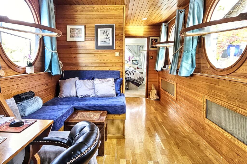 108 Taggs Island, Hampton Court, TW12 2HA