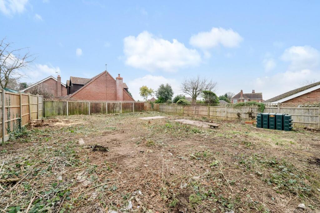 REAR GARDEN.jpg