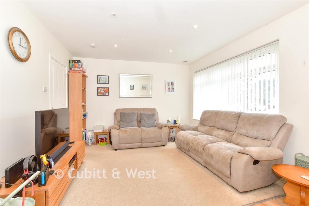 Lounge/Dining Area