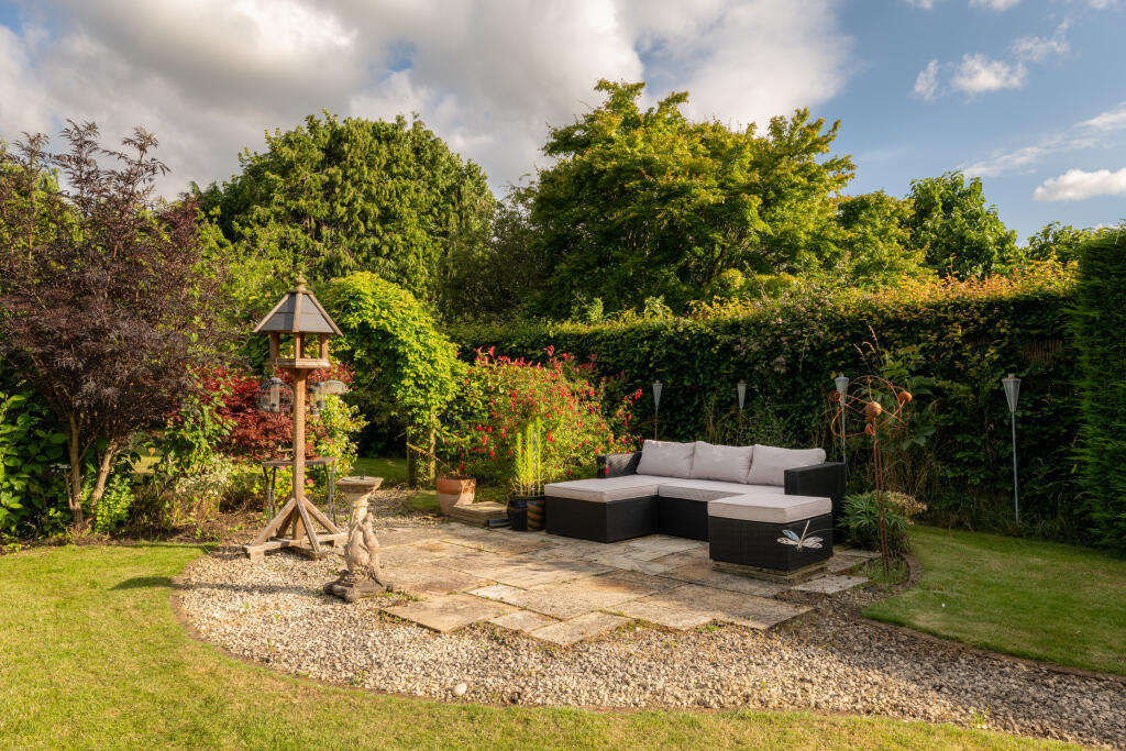 Second terrace next to flower arch