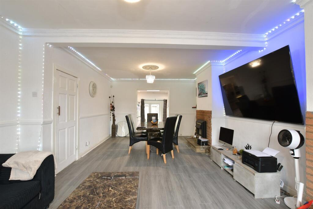 Lounge/Dining Area