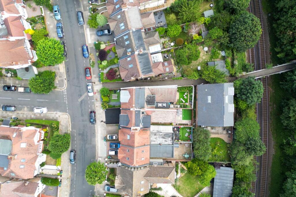 31-web-or-mls-FLAT 1 - 61 WILBURY CRESCENT FINISHE