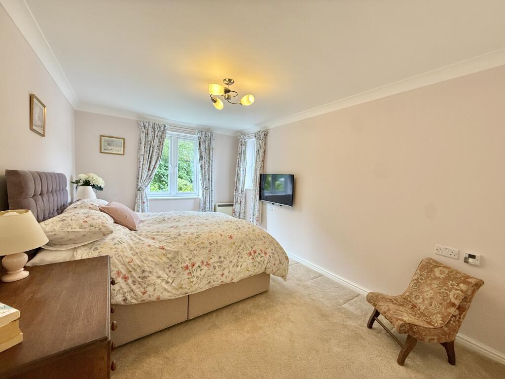 Spacious Main Bedroom