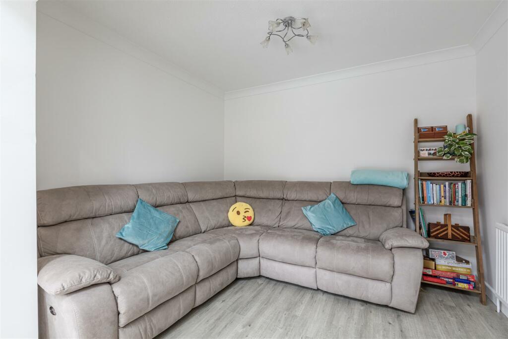 26 Holly Avenue, new haw, kt15 3ub - 8.jpg