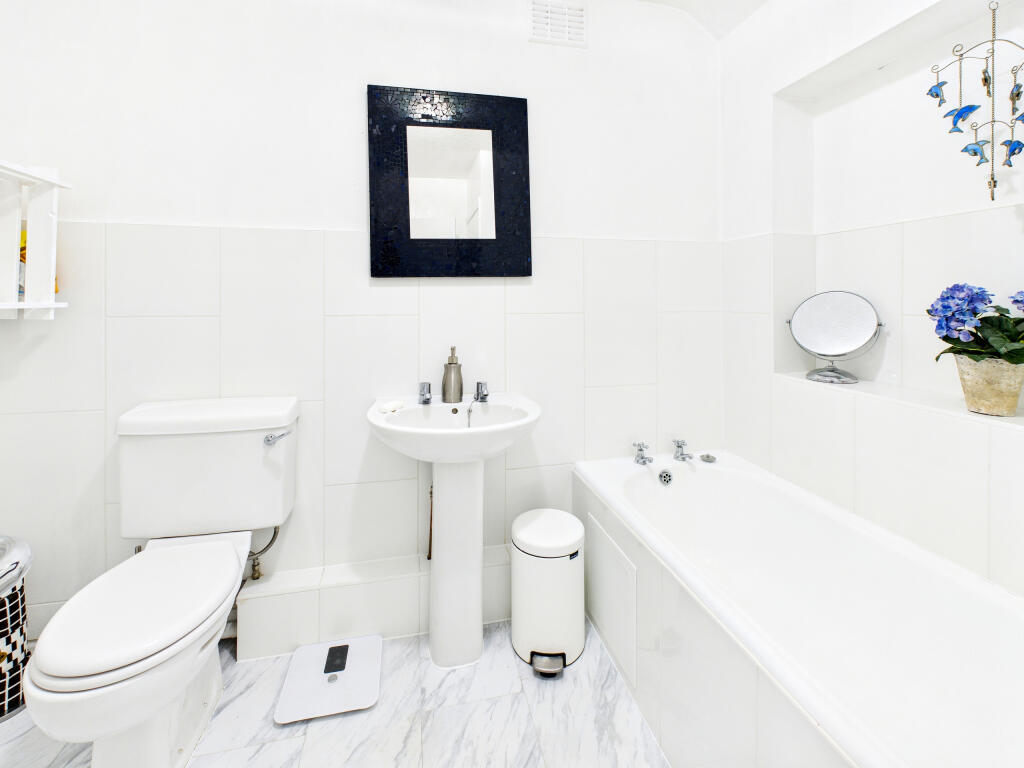 19. CAM01984G0-PR0536-STILL016