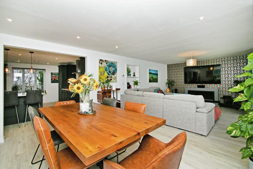 Open Plan Living/Dining Area