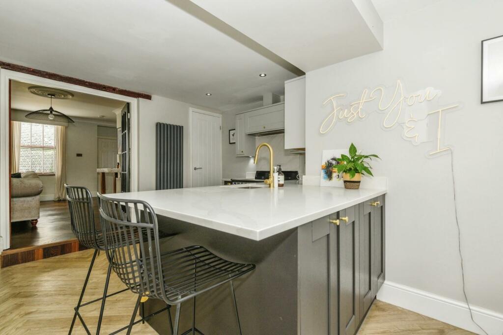 KITCHEN/DINING