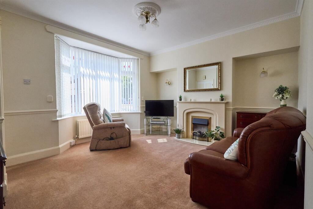 FRONT LOUNGE