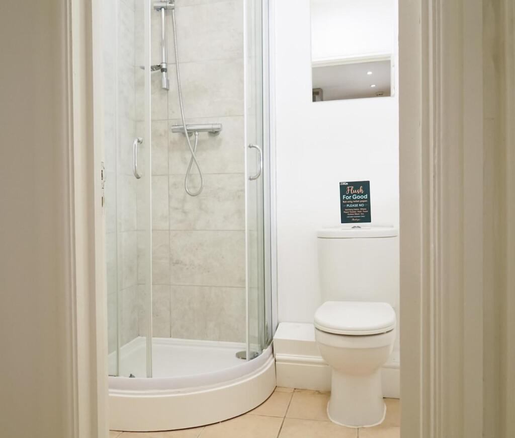 A modern and clean bathroom featuring a spaciou...