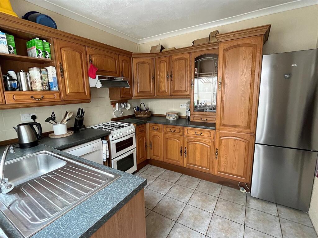 Kitchen 2.jpg
