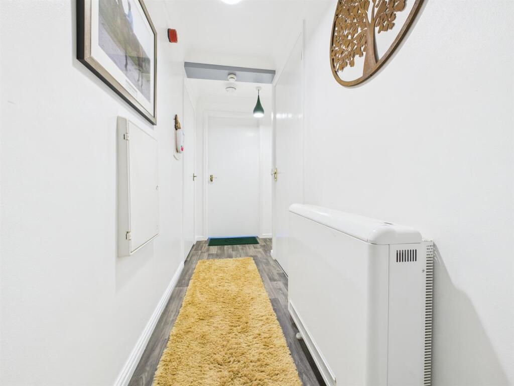 Private entrance: