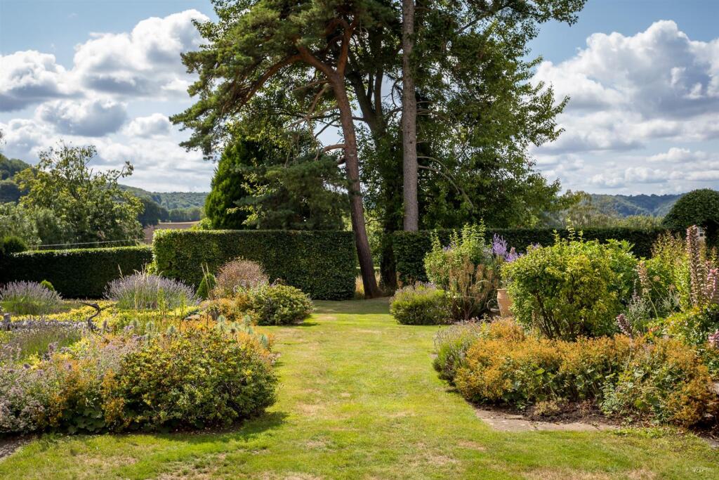 34 - Rockstowes Hill - GL11 5AF - Web.jpg