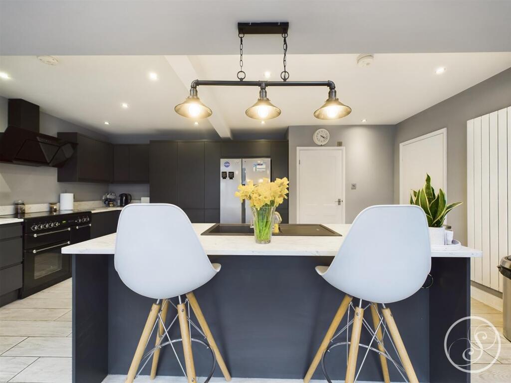 KITCHEN/DINER/FAMILY ROOM